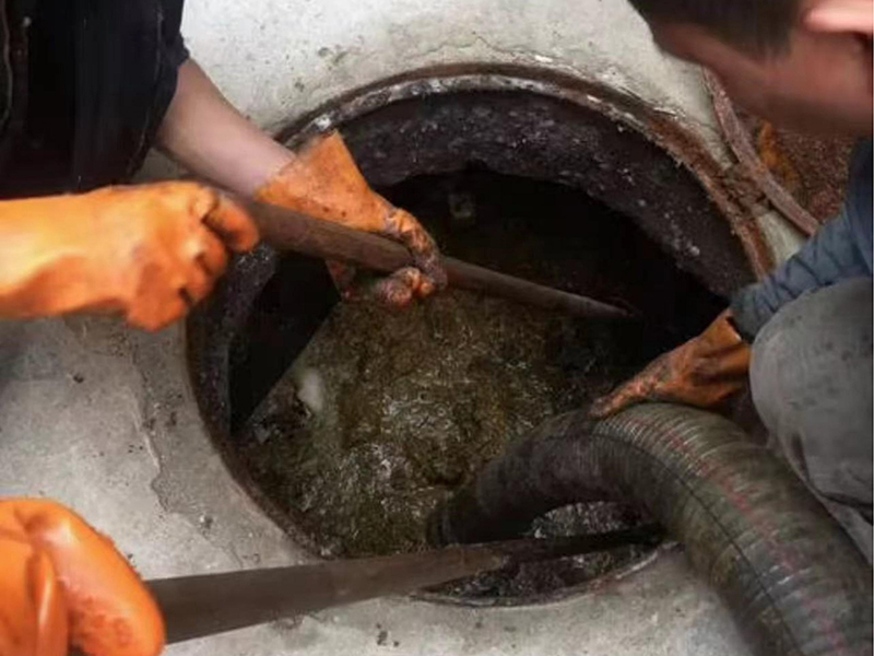 崖城镇清理化粪池时如何避免沼气的危害？